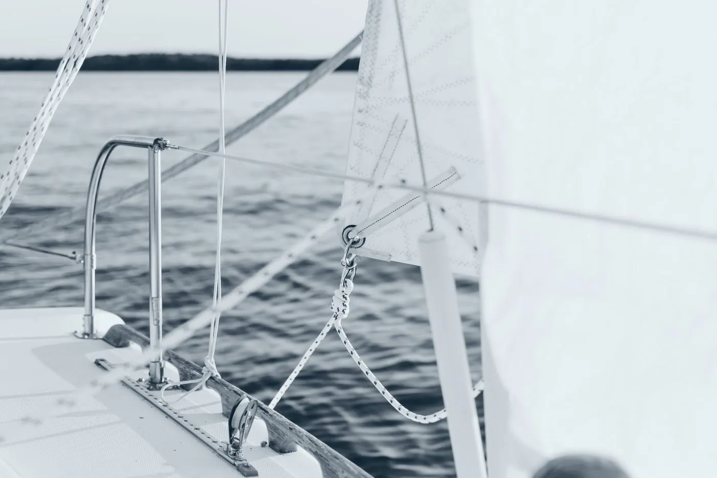 Dek en touwen van een zeilboot op open water