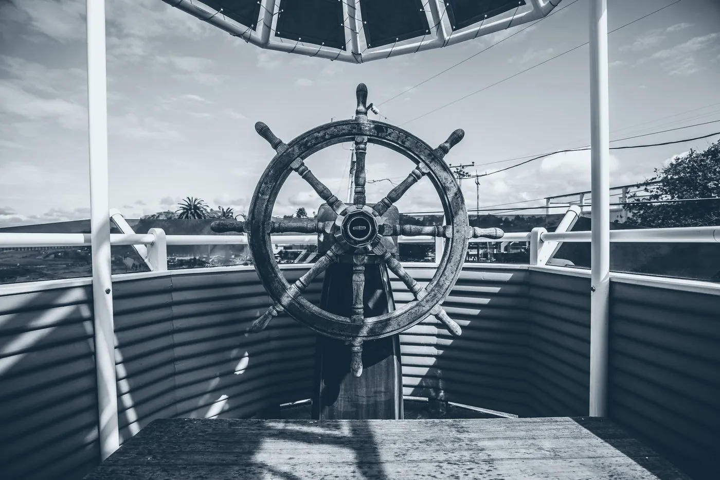 Houten scheepswiel op het dek